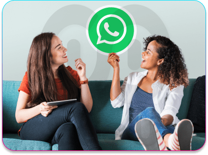 mujeres hablando con logo de whatsapp - seeu agencia